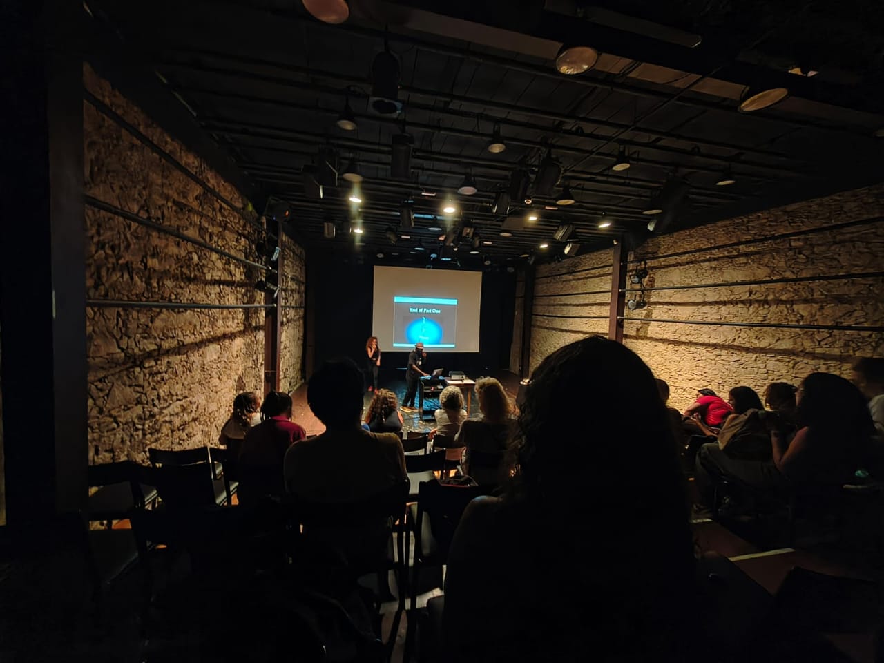 Masterclass presentation in a black-box theatre auditorium in Brazil